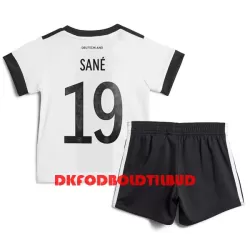 Tyskland Sané 19 Fodboldtrøje Børn Hjemmebane VM 2022 Tyskland Sané 19 Fodboldtrøje Børn Hjemmebane VM 2022