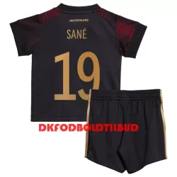 Tyskland Sané 19 Fodboldtrøje Børn Udebane VM 2022 Tyskland Sané 19 Fodboldtrøje Børn Udebane VM 2022