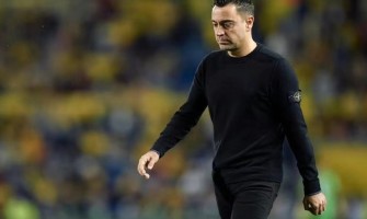 Vejen til at forsvare titlen er fuld af drejninger, og Barcelona-træneren står over for en svær beslutning.