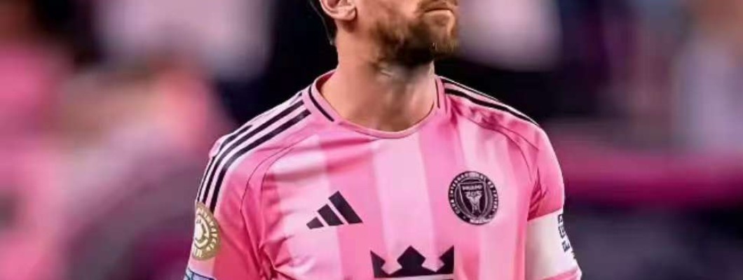 Selv med alderen fortsætter kærligheden til fodbold. Selv med alderen fortsætter kærligheden til fodbold.