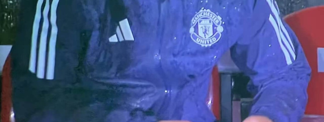 Manchester United led et chokerende 13-14 nederlag til League Two-holdet Grimsby i Liga Cuppen. Manchester United led et chokerende 13-14 nederlag til League Two-holdet Grimsby i Liga Cuppen.