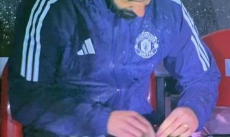 Manchester United led et chokerende 13-14 nederlag til League Two-holdet Grimsby i Liga Cuppen.